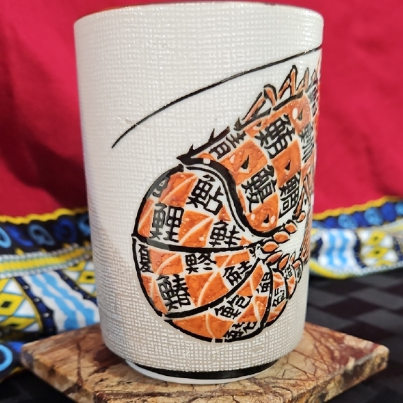 Japanese Yunomi, Handleless Teacup, Featuring a Shrimp or Lobster - Picture 3 of 9